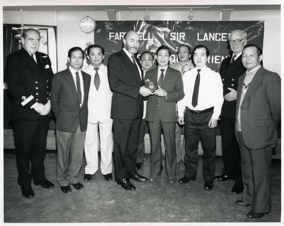 RFA SIR LANCELOT 1989
Decommissioning at portsmouth. Mike Holder, PSTO(N) Portsmouth makes presentations to the last HK Chinese ratings.
Cdres Ritterford and Forster.
