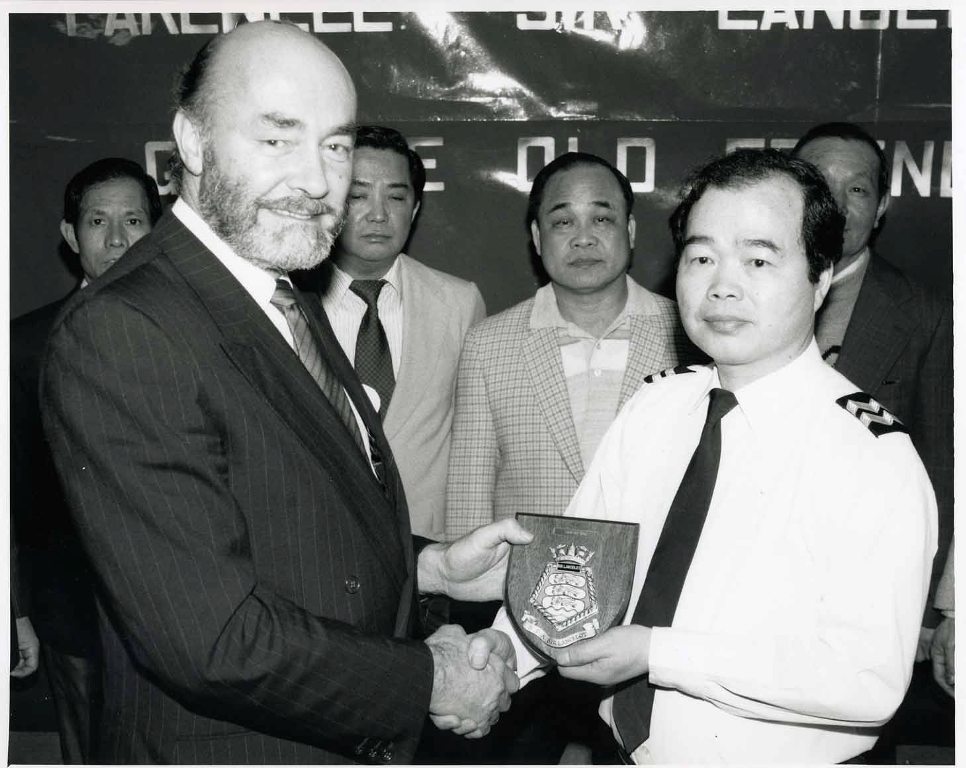 RFA SIR LANCELOT 1989
Decommissioning at Portsmouth. Mike Holder, PSTO(N) Portsmouth makes presentations to the last HK Chinese ratings.
