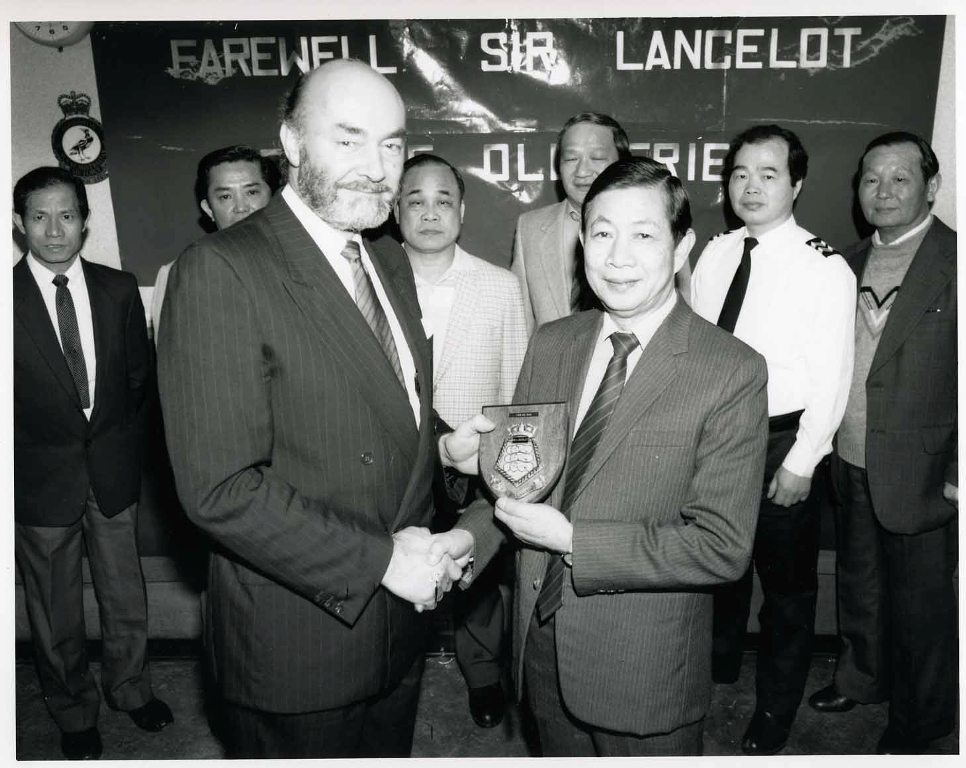 RFA SIR LANCELOT 1989
Decommissioning at portsmouth. Mike Holder, PSTO(N) Portsmouth makes presentations to the last HK Chinese ratings.
