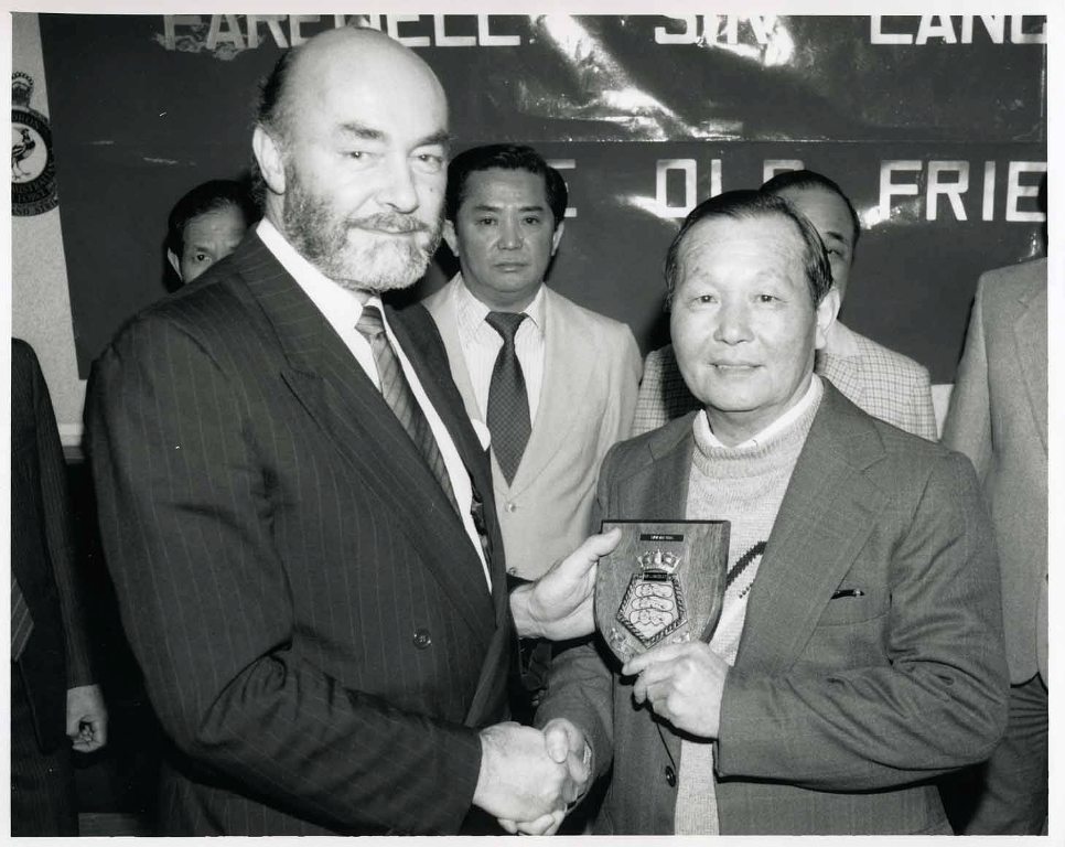 RFA SIR LANCELOT 1989
Decommissioning at Portsmouth. Mike Holder, PSTO(N) Portsmouth makes presentations to the last HK Chinese ratings.
Bosun Chu Chung Ki who was there in 1982.

