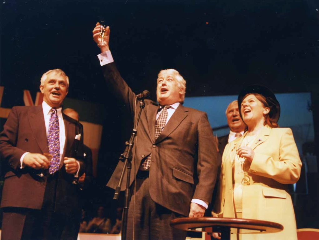 Cdre DAVID SQUIRE
A toast. May 1998.
