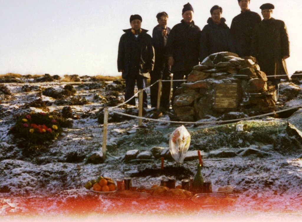 MEMORIAL CAIRN FITZROY
Chinese RFA Crew at the cairn which predated the RFA Memorial. C 1983.
