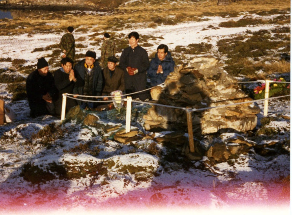MEMORIAL CAIRN FITZROY
Chinese RFA Crew at the cairn which predated the RFA Memorial. C 1983.
