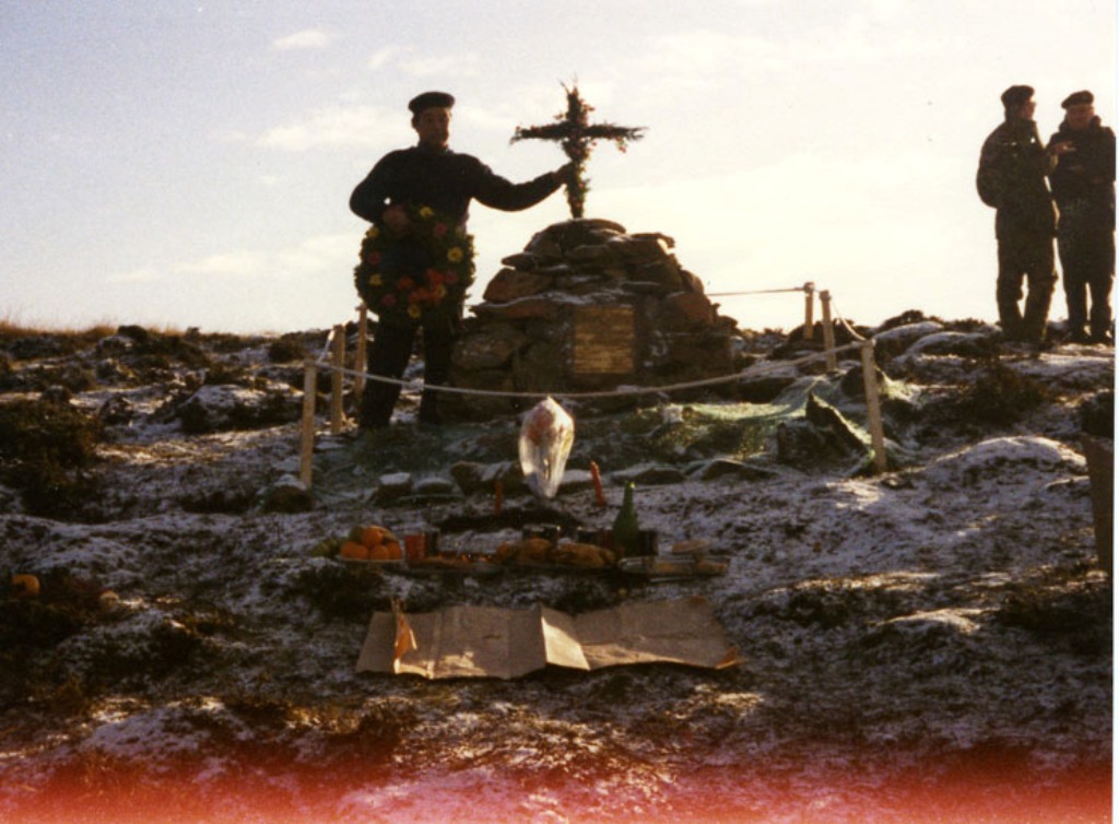 MEMORIAL CAIRN FITZROY
Chinese RFA Crew at the cairn which predated the RFA Memorial. C 1983.
