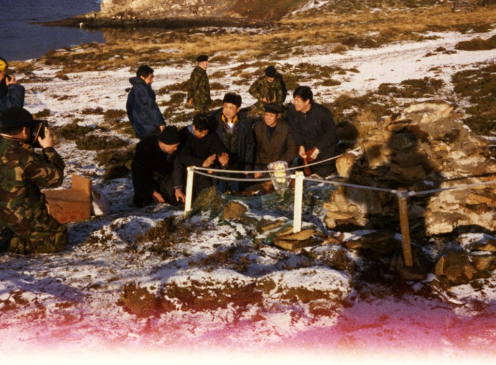 MEMORIAL CAIRN FITZROY
FA Officers & Crew at the cairn which predated the RFA Memorial. C 1983.
