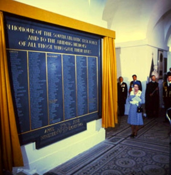 ST PAUL'S CATHEDRAL
HM unveils the Falklands Memorial in the crypt. June 1985.
Colour transparency.
