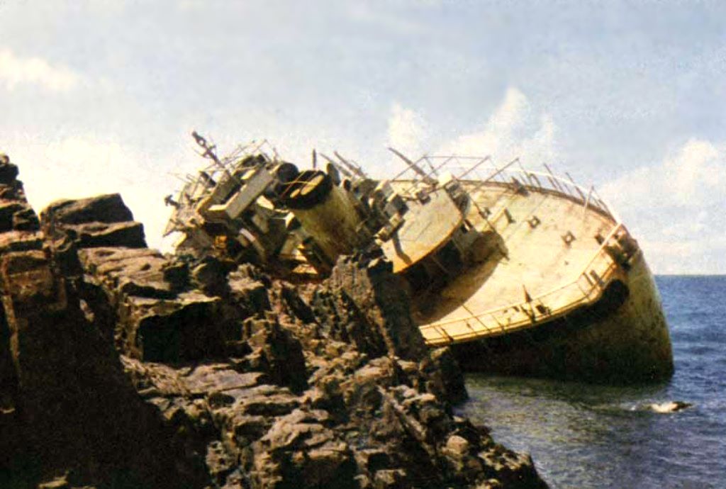 RFA GREEN RANGER
Charlesworth Collection
Wrecked on Long Peak, Hartland, November 1962.
J Arthur Dixon postcard.
