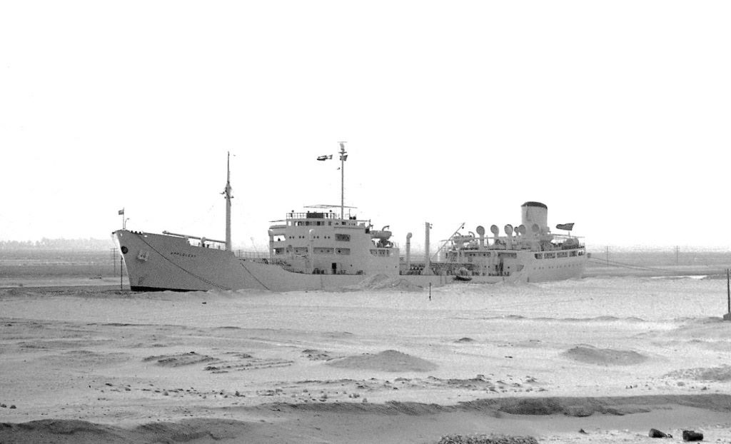 RFA  APPLELEAF (2)
Wilson Collection
 Southbound in the Suez Canal Cut, 11 April 1960. From Blue Funnel IXION.

